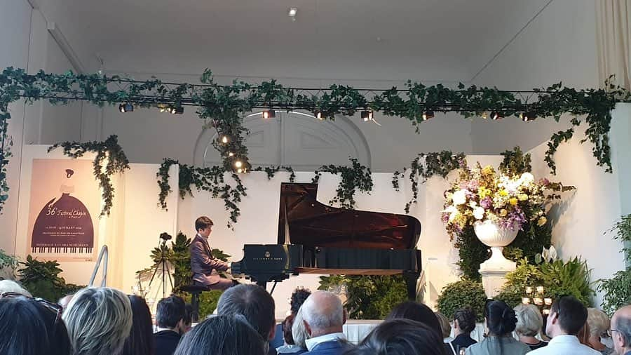 福間洸太朗さんのインスタグラム写真 - (福間洸太朗Instagram)「Souvenirs du Parc Bagatelle.. Merci au Festival Chopin à Paris @festivalchopinparis et au public!  J’étais heureux de jouer le programme « Autour des Nocturnes et Valses » deux fois à cet endroit magique. (Une fois concert privé le 4 juillet)  Merci Ariel et Antoine  Paszkiewicz (Photo 3) pour votre fidélité! . Photo 4: une histoire romantique avec un paon... 2年ぶりにここの孔雀ちゃんに会えて近づきましたが、全く相手にされずフラれちゃいました😅 . . #FestivalChopin #Satie #instapiano #musicianslife #piano#pianist #ParcBagatelle #paon #orangerie #パリ #バガテル公園 #サティ #ピアノ #孔雀 📷 S.Delavoye(1, 5, 6)、L.C.(2, 3, 4)」7月10日 21時33分 - kotarofsky