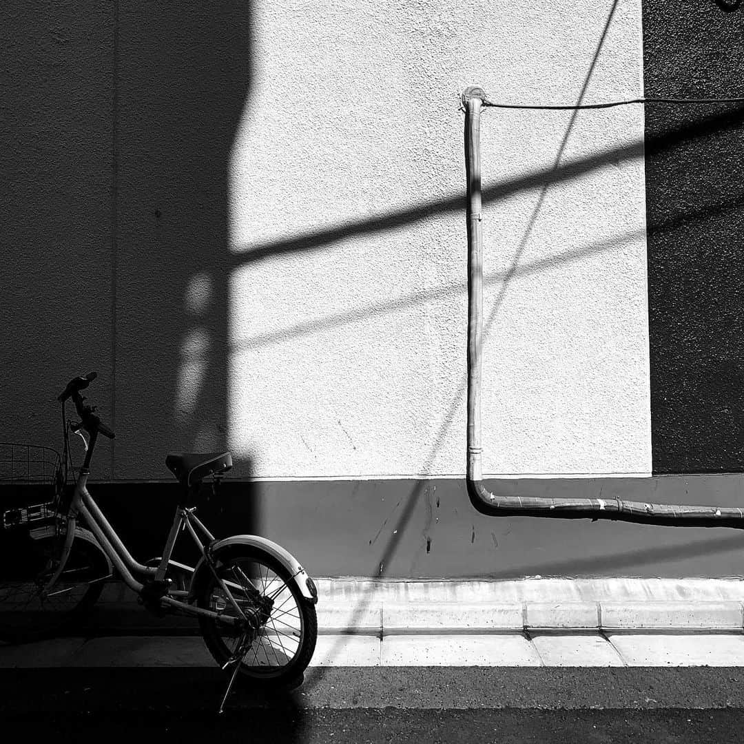 のインスタグラム：「日陰 - Shade / iPhone XR + Snapseed, 20190711 . . コカ・コーラ エナジーを飲んで踏ん張った。 . . #royalsnappingartists #infamous_family #rsa_main #infinity_photo_cult #2_fineart #jp_gallery #jp_gallery_bnw #trb_bnw #wp_bnw  #bnw_life #bnwlife_member #bnw_life_shots #bnw_captures #world_bnw #top_bnw #team_jp_ #team_jp_モノクロ #ig_energy_bw #ig_nihon #streetphotographybnw #igersjp #blackandwhite #bnw #bnwphoto #monochrome #bw #bnwphotography #ShotOniPhone #shotoniphoneXR」