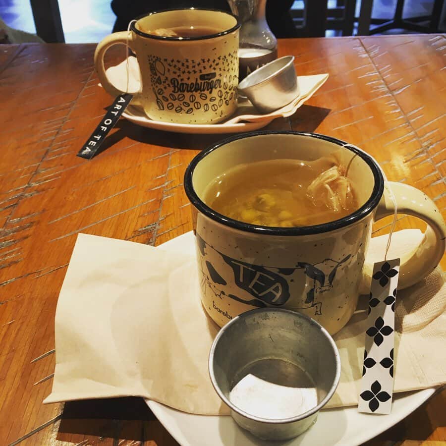 今村沙緒里のインスタグラム：「久しぶりに☺︎ モデルの先輩りんさんと 再会しました🍎 いつお会いしても、素敵。 りんさんがTシャツを買ったので わたしも黒のクマオTを🧸 (お揃いが欲しかった❤︎) 次は…横浜デートです🍋 ・ Happy tea time★ next Yokohama date🦋 ・ #teatime #happy #talk #tshirt #thanks #next #お茶の時間 #久しぶりの再会 #嬉しかった #あっという間 #Tシャツ #おそろい #横浜デート #りんさんありがとう❤︎」