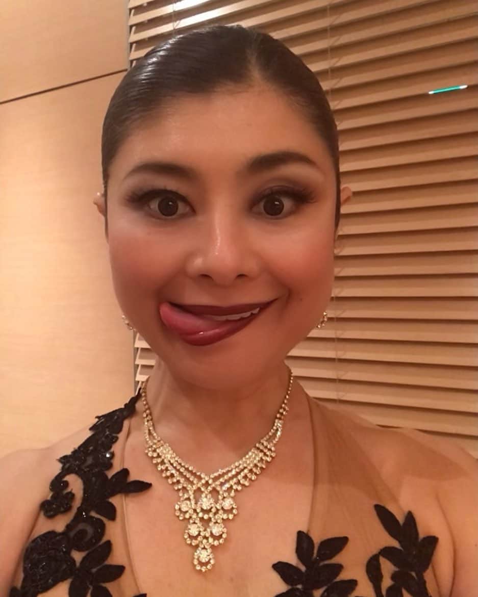 間々田佳子のインスタグラム：「タンゴと顔ヨガと…  どっちが本業ですかと最近良く聞かれますが…  両方本業です❤️ 美しくなる為には 表情と 姿勢とそして 歩き  とても大事  全部繋がっている 顔もカラダも  #間々田佳子 #顔ヨガ講師 #表情筋トレーニング #アルゼンチンタンゴ」