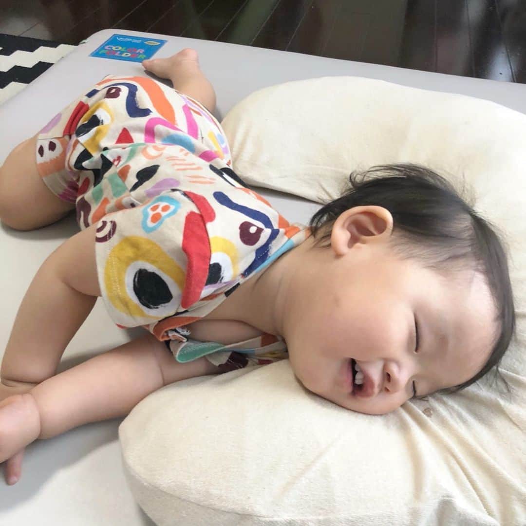 ᴋᴀɴᴀᴋoさんのインスタグラム写真 ᴋᴀɴᴀᴋoinstagram 相変わらず 寝ながらよく笑う子 この前なんて 声出してケラケラ笑いながら寝てた そして 赤ちゃん谷間が かわいい笑 寝ながら笑う お昼寝 癒し 1歳2ヶ月 癒し 寝顔 Riorukaren Movies