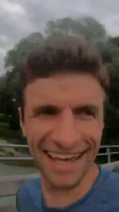 トーマス・ミュラーのインスタグラム：「Here are some outtakes of our #DaSchauHi productions. Have fun 😀🎥 #esmuellert」