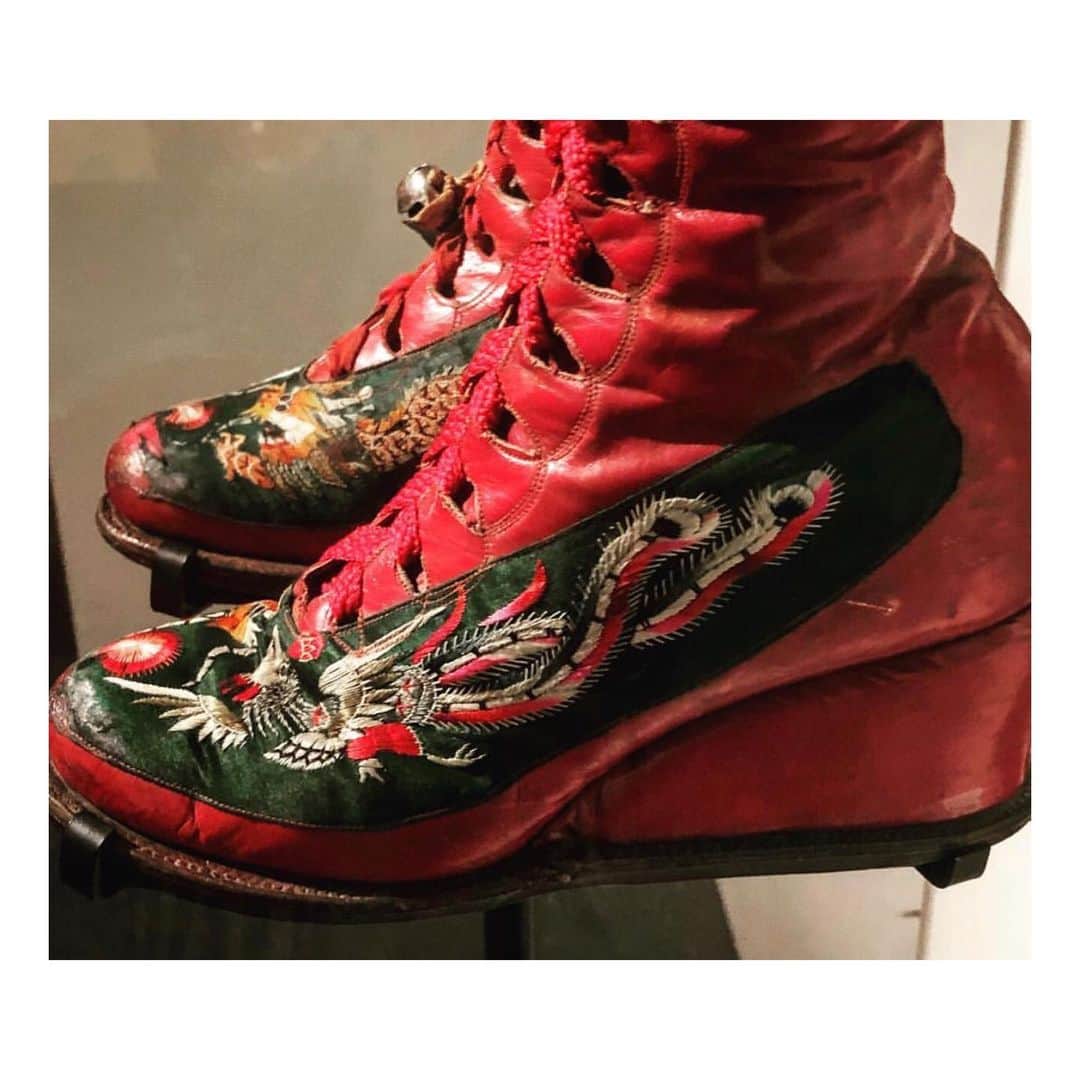 デニズテルリのインスタグラム：「Shoes of #Fridakahlo on display. These are actually made beautifully and are a source of #inspiration.  #denizterli #fridakahloshoes #footweardesigner #handmade #inspiration #redshoes #embroidery #designershoes #art」