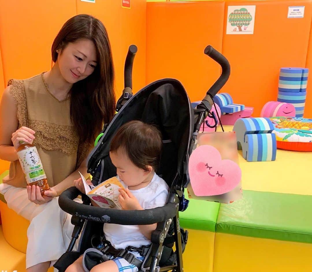 花田浩菜のインスタグラム：「これからの時期、暑くなると気になるのは子供の日焼けと熱中症🥵☀️ . . ベビーカー内の温度は地面からも近いので大人の体感よりも篭りやすく、暑くなりがちと聞き、こまめに休憩したり、クールグッズを使わないとと思ってます。 . . そんな中、ママに嬉しい#十六茶 の提案する#クールダウンスポット 😊 私が行ったこちらは新宿の京王百貨店内にある7階のベビー休憩室なのですが 、新宿、渋谷、銀座、横浜エリアの様々な場所にあるそうです🙆‍♀ 京王百貨店内のこちらは子供が遊べる#キッズスペース もあり、 もちろん涼しい場所でオムツ替えや授乳もできるのでママも子供も快適です❤️ . . ベビーカー熱中症予防として気軽に涼しみながら休憩でき、子供とのお出かけにとっても助かるスポットです✨👶 ・ . #ベビーカー熱中症予防　 #十六茶 #京王百貨店新宿店 #ベビーカーOK #PR #赤ちゃんとお出かけ #新宿 #赤ちゃんのいる生活 #1歳9ヶ月 #1歳児 #赤ちゃん #男の子ママ #ig_oyabakabu #happy #happydays」