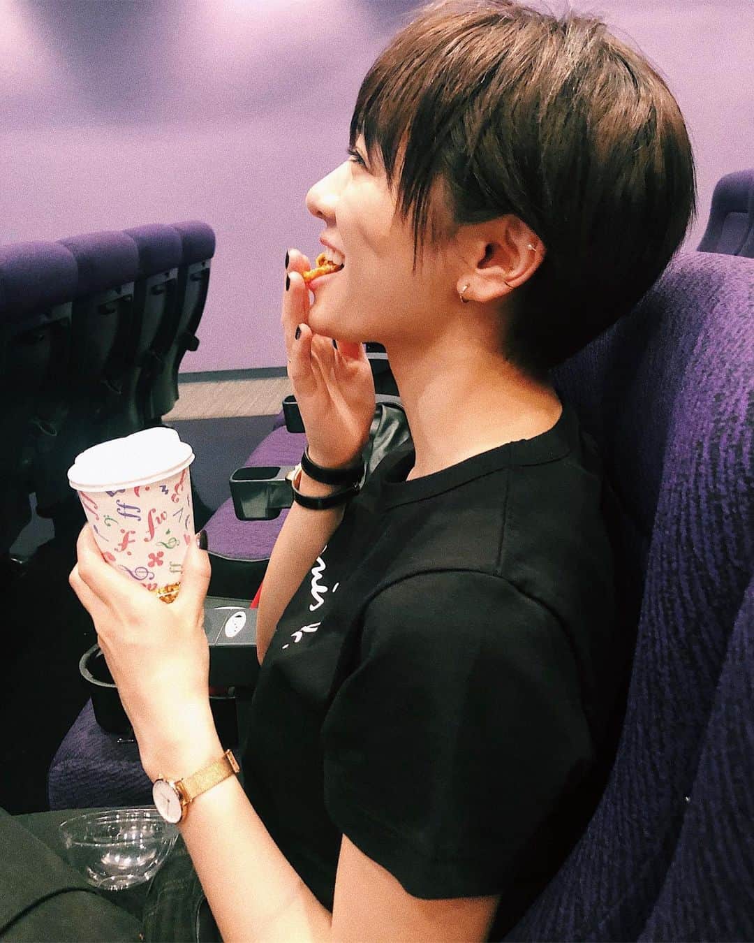 のインスタグラム：「. . だいぶ前の写真だけど フエキ君とデートなうに使っていいよ🍿笑 . . #pic#photo#watchingmovie#cinema#shorthair#model#popcorn#映画#映画鑑賞#劇場#ショート#イケメンショート#ショート女子#横顔#男やないか#彼氏とデートなうに使っていいよ#だいぶ前の流行り#可愛いお友達とのデート#なぜかメンズライクにしがち#多分対抗できないの分かってるから 笑」