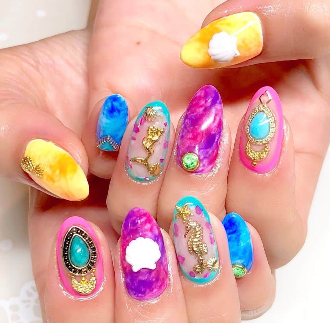 DJ JUICYのインスタグラム：「タイダイ柄ネイル💅リピートしました🙋🏻‍♀️💕 夏らしく🏝海をテーマにマーメイドちゃん🧜‍♀️いれてもらいました🐚🍍💙 早く梅雨明けして欲しいですな🤗✨ @naka__nail いつもありがとう😊  #nail#juicy#juicynail#たいだいネイル#サマーネイル#海#人形#マーメイド#パイナップル#貝#タツノオトシゴ」