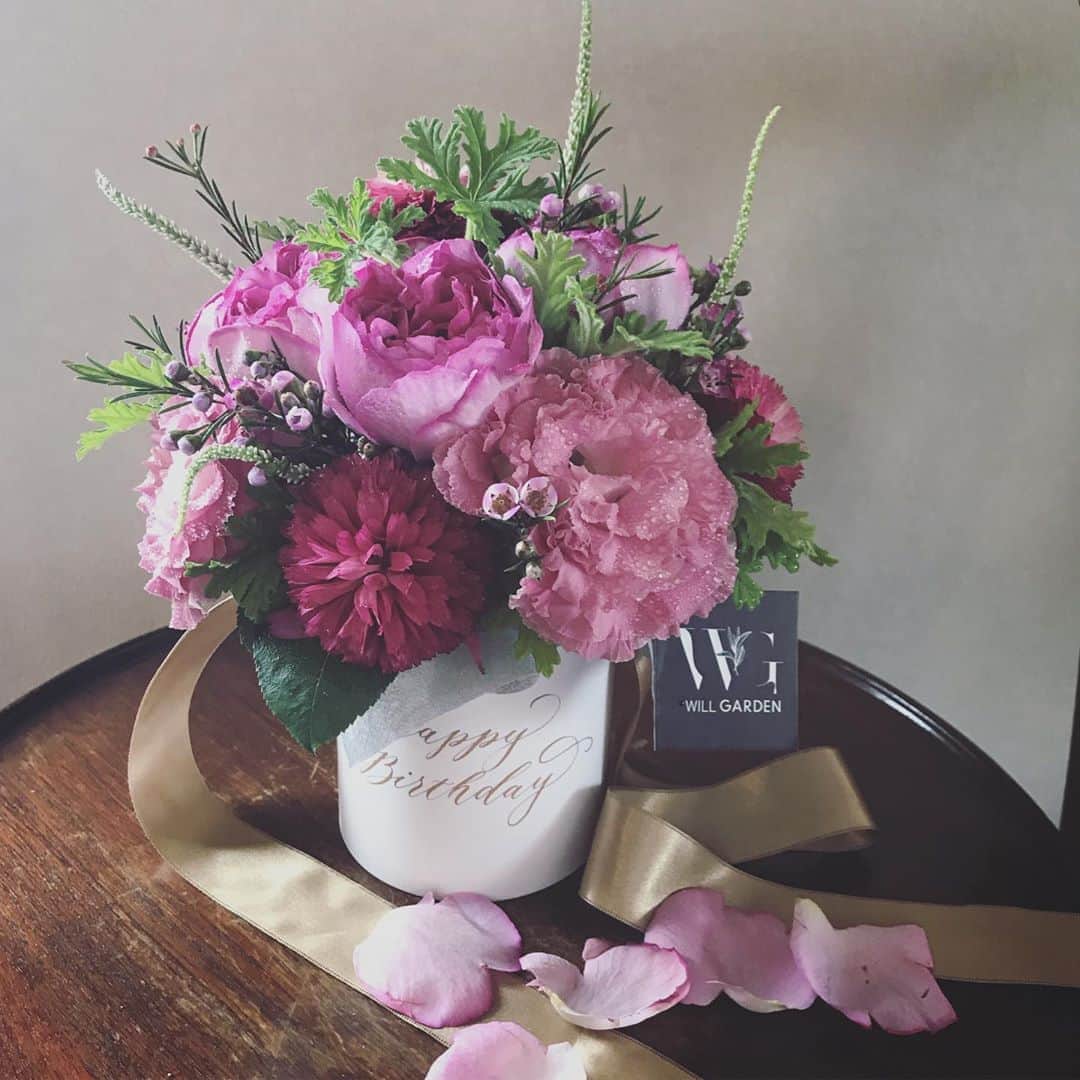 畑野ひろ子のインスタグラム：「birthday box arrangement🎂  #flower #flowers #arrangement #boxarrangement #boxflower #pink #willgarden #happybirthday」