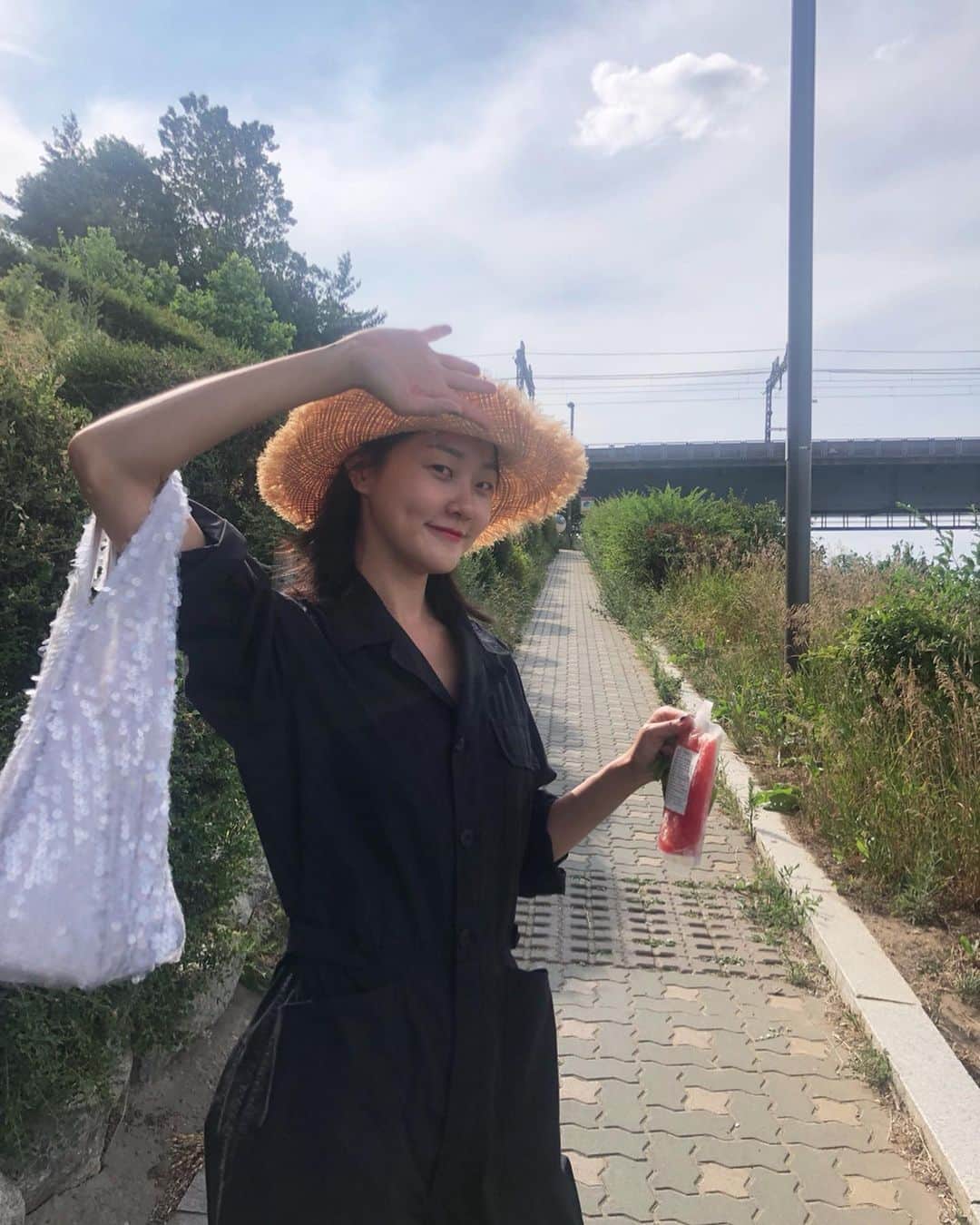ヒョニ・カンさんのインスタグラム写真 - (ヒョニ・カンInstagram)「내가 젤 좋아하는 산책로 🌸🌼」7月10日 21時51分 - hyoni_kang