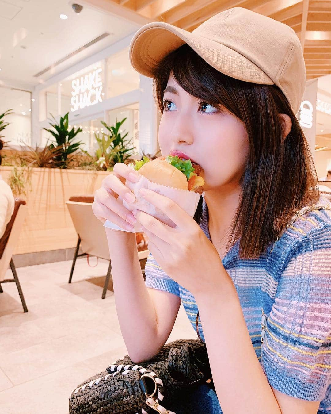 長澤佑香さんのインスタグラム写真 - (長澤佑香Instagram)「﻿ 🍔 𝚂‌𝙷‌𝙰‌𝙺‌𝙴 𝚂‌𝙷‌𝙰‌𝙲‌𝙺 🍔﻿ ﻿ あーーシェイクシャック食べたい～、、😩﻿ と思いながら眠りについた次の日🤗🤗笑﻿ ﻿ #shakeshack #hamburger #shackburger﻿ #ハンバーガー #シェイクシャック #大好き」7月10日 21時55分 - ykngsw