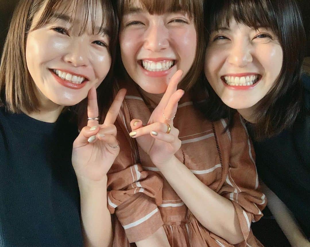 猪鼻ちひろのインスタグラム：「あ〜♡ 安定感抜群の3人。 大好き🥰❣️ #帰国後すぐ逢えた #のを今更アップしてみる #ありさが1番にアップしてる驚き🙊笑 #他の写真はブログに載せよう #先に言っておきますと写真が反転しています #ありさは左手に指輪 #栞里は右手に指輪です💍笑 #わたしは薬指に指輪がありません← #買おうかな #落ち着くひとたち  #佐藤姉妹 #最高だよね☺️ #さてそろそろ集まりますか？」