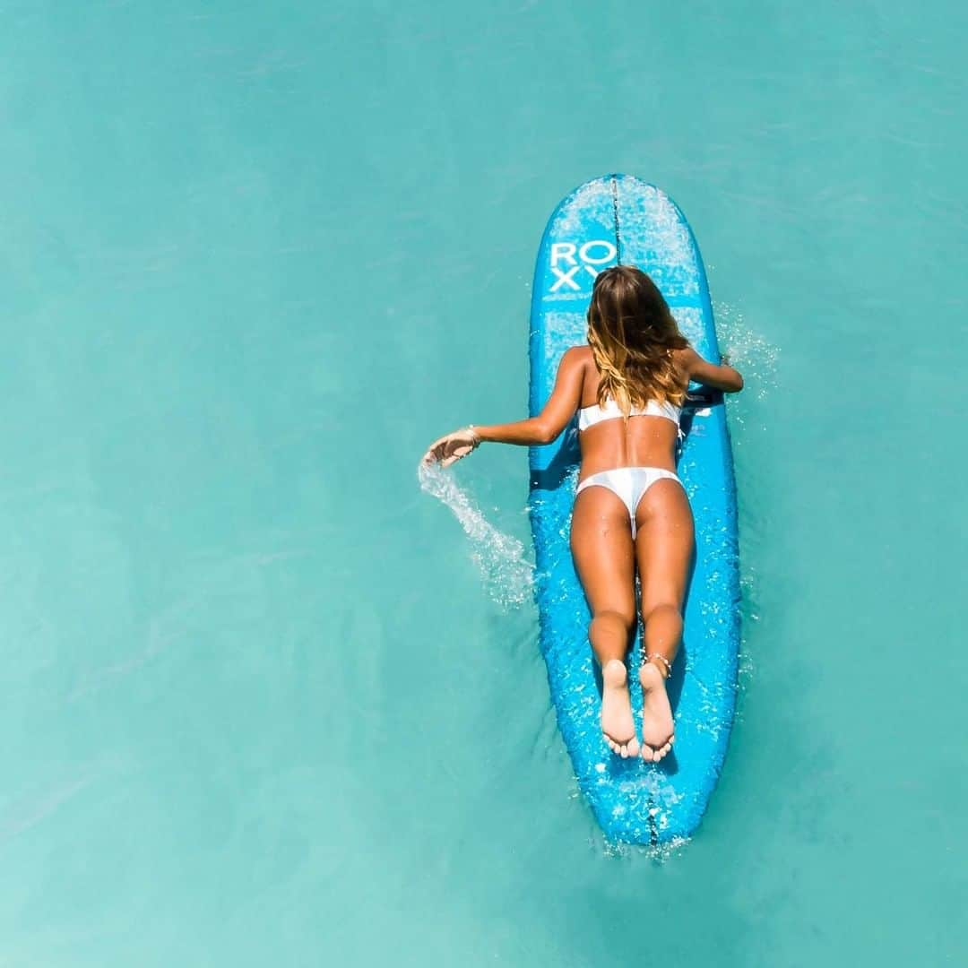 ロキシーさんのインスタグラム写真 - (ロキシーInstagram)「P A R A D I S E! @keliskaleopaa paddling out in Waikiki recently」7月10日 21時59分 - roxy