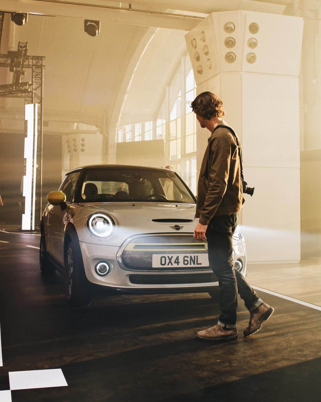 Jackson Harriesさんのインスタグラム写真 - (Jackson HarriesInstagram)「I’m excited to help launch the first ever all-electric @Mini. ⚡️ As we all know, electric vehicles are a crucial step towards transitioning to a carbon neutral world. 🌍 They’ll also help make our cities greener, cleaner and quieter. 🌱 My first car was a little red Mini. 🚗 I saved up all my money to buy it and my god did I love that car. It’s exciting to see this brand pioneering the way for a cleaner future! #ChargedWithPassion #MINI #MINIElectric  #Advertisement  More info: MINI Cooper SE*: Energy consumption in kWh/100 km combined: 13.2/15.0, Fuel consumption in l/100 km combined: 0, CO2 emissions in g/km combined: 0. The driving range depends on a variety of factors, especially: personal driving behaviour, selected route, weather conditions, usage of heating/cooling and preconditioning. *These figures are preliminary values and have not yet been confirmed. Subject to change.」7月10日 22時00分 - jackharries