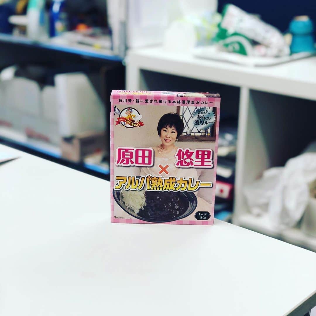 松阪ゆうきのインスタグラム：「今日は 原田悠里さんのラジオ📻にお呼び頂きました。  しかも お土産にカレー🍛を頂きました。  これを見ていたら、 松阪だし、 俺は牛丼を出したらどうか！？とか ふと思いましたww  RKKラジオ📻(熊本放送) 8/19(月) 21:30〜22:00 「原田悠里のちょっと寄んなっせ♪」出演です。  #松阪ゆうき #原田悠里 さん #rkkラジオ #熊本放送 #カレー #お土産 #ありがとうございました #牛丼 はどうかなw」