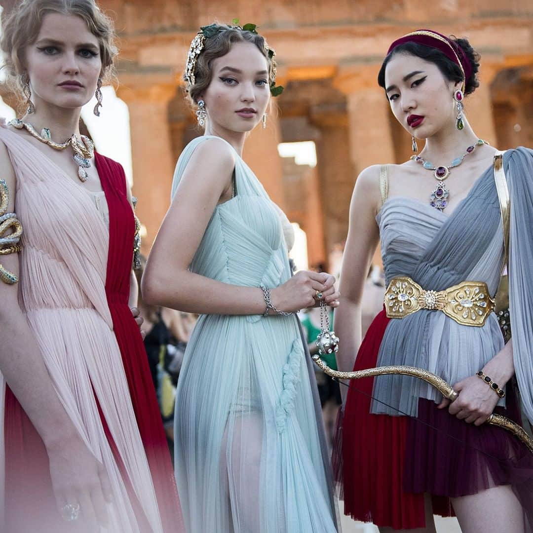 ドルチェ&ガッバーナさんのインスタグラム写真 - (ドルチェ&ガッバーナInstagram)「Backstage looks from the Dolce&Gabbana Alta Moda Fashion Show at the Temple of Concordia at the Valley of the Temples, July 2019.  Special thanks to Regione Siciliana - Parco Archeologico e Paesaggistico della Valle dei Templi di Agrigento and Comune di Agrigento.  #DGAltaModa #DGFattoAMano #MadeInItaly #Agrigento #DGLovesSicily #DolceGabbana」7月10日 22時01分 - dolcegabbana