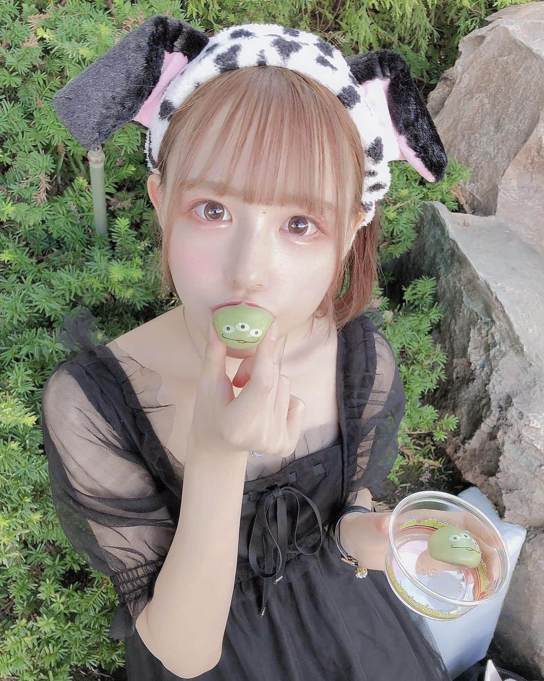 真城里帆さんのインスタグラム写真 - (真城里帆Instagram)「ディズニーちょっと久々だった . . #ディズニー #東京ディズニーランド #tokyodisneyland #tokyodisneyresort #disney #ディズニーランド #ディズニーコーデ #ディズニーランドコーデ #101匹わんちゃんコーデ #101匹わんちゃん #ダルメシアンコーデ #ストレートボブ #ボブヘア #パッツンボブ #ディズニーフード #ディズニーランドフード #リトルグリーンまん #リトルグリーンメンまん #パッツンボブ #パッツン #ミルクティー色 #ミルクティーベージュ #ミルクティーブラウン #ミルクティーアッシュ #アッシュブラウン #eatmejapan #透明感カラー」7月10日 22時03分 - riho_nonfic