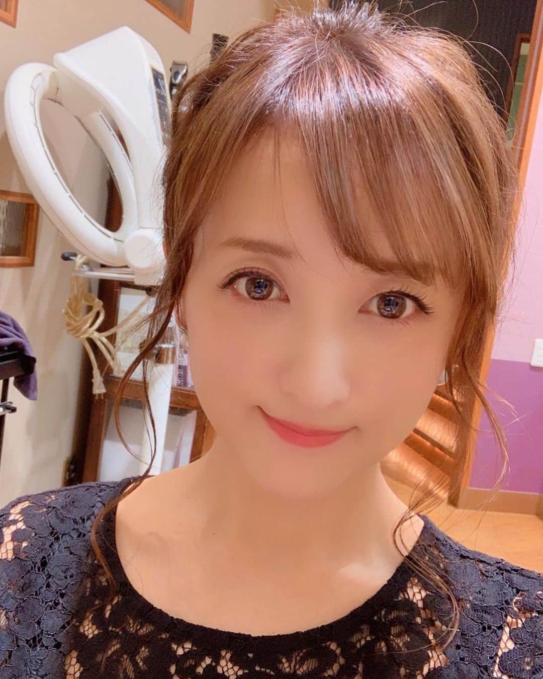 のインスタグラム：「﻿ 先日、お友達の結婚パーティーがあったので、かなみさんに髪の毛セットしてもらいました♡﻿ ﻿ 後ろがとーーーっても可愛かったから写真に撮っておけばよかった(/ _ ; )﻿ ﻿ ついに伸び伸びだった前髪切りました！！﻿ ﻿ そしてカラーもしてもらって﻿ なんだかサッパリ！！スッキリ！！(笑)﻿ ﻿ これでブラジル行ってきまーす！！﻿ ﻿ アニメフレンズに来られるみなさん﻿ お会い出来るのを楽しみにしています♡﻿ ﻿ ﻿Estou ansioso para vê-lo♡﻿ ﻿ #美容室 #ヘアサロン #表参道  #Maris #癒し #メンテナンス #maintenance  #カット#カラー #前髪カット #アレンジヘア #ヘアアレンジ #結婚パーティ #ヘアセット #カラー #トリートメント #treatment  #hair #follow #instagood #アニメフレンズ #ブラジル #サンパウロ #Brazil #São  Paulo #animefriends」