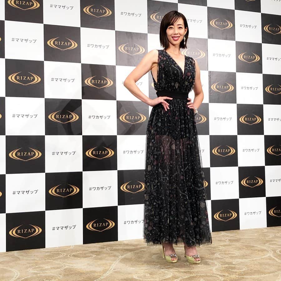 A_kun*mamaさんのインスタグラム写真 - (A_kun*mamaInstagram)「いきなり ハネムーンの写真💍✈️🌴✨﻿﻿﻿﻿﻿﻿ 元々昔から細くはない私なので←﻿﻿﻿﻿﻿﻿ この時が一番痩せていたかもなぁ😂💓﻿﻿﻿﻿﻿﻿ ﻿﻿﻿﻿﻿﻿ 先日RIZAPのイベントに参加させて頂きました✨  @rizap_official﻿﻿﻿﻿﻿﻿ RIZAPの現役のトレーナーさんに﻿﻿﻿﻿﻿﻿ 家でもできるスクワットなどの﻿﻿﻿﻿﻿﻿ トレーニング法を教えて貰える体験ブースがあり﻿﻿﻿﻿﻿﻿ 張り切って参加しました💪😚﻿﻿﻿﻿﻿﻿ ﻿﻿﻿﻿﻿﻿ 足がプルプルしちゃいましたが﻿﻿﻿﻿﻿﻿ かなーり効いてるのが分かったので﻿﻿﻿﻿﻿﻿ 家でも続けたいなと思います🤗﻿﻿﻿﻿﻿﻿ ﻿﻿﻿﻿﻿﻿ そしてその後、井上和香さんが登場❤️﻿﻿﻿﻿﻿﻿ ビフォーアフターのインパクトが凄すぎて﻿﻿﻿﻿﻿﻿ もう本当にビックリ😳‼️✨﻿﻿﻿﻿﻿﻿ ﻿﻿﻿﻿﻿﻿ 目の前の和香さまは健康的に美しく﻿﻿﻿﻿﻿﻿ 痩せられていてキラキラしていて﻿﻿ まさしく女神でした✨ ﻿﻿﻿﻿﻿﻿ #スワイプしてね﻿﻿﻿﻿﻿﻿ ﻿﻿﻿﻿﻿﻿ 私は出産してから体重がなかなか戻らず﻿﻿﻿ 悩んでいましたがこれじゃダメだと﻿﻿﻿ 最近は食生活では野菜中心にして酵素を取り入れたり﻿あーくんと一緒に遠くの公園まで歩いて﻿﻿﻿﻿﻿﻿ 遊びに行ったりプールにも通ったりしてます。﻿﻿﻿﻿﻿﻿ ピーク🐷時よりも少しは絞ることができたけど﻿﻿﻿﻿﻿﻿ 目標まではやはりまだまだ😔😥💦﻿﻿﻿﻿﻿﻿ ﻿﻿﻿﻿﻿﻿ 和香さまを目の前で見たら﻿﻿﻿﻿﻿﻿ ライザップに通いたい欲がフツフツと湧いてきてます❤️🙈﻿﻿﻿﻿﻿﻿ ﻿﻿﻿﻿﻿﻿ ﻿﻿﻿﻿﻿﻿ ﻿﻿﻿﻿﻿ #ライザップ #RIZAP #美ボディ #PR #ボディメイク #脱はみ肉 #ママザップ #ワカザップ #ダイエット #パーソナルトレーニング #専属トレーナー #痩せたい #ダイエット方法 #ダイエット仲間募集 #workout #gym #男の子ママ #井上和香 #美魔女  #美しい #モルディブ #maldives #ハネムーン #honeymoon #mama #1児ママ #痩せたい #やせたい #痩せよう」7月10日 22時14分 - aaaooo121