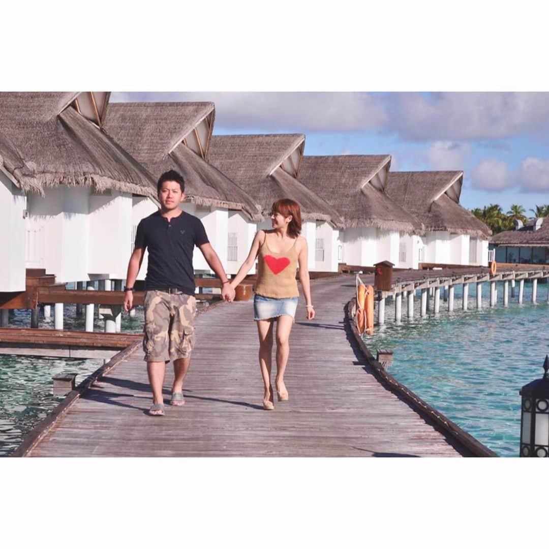 A_kun*mamaさんのインスタグラム写真 - (A_kun*mamaInstagram)「いきなり ハネムーンの写真💍✈️🌴✨﻿﻿﻿﻿﻿﻿ 元々昔から細くはない私なので←﻿﻿﻿﻿﻿﻿ この時が一番痩せていたかもなぁ😂💓﻿﻿﻿﻿﻿﻿ ﻿﻿﻿﻿﻿﻿ 先日RIZAPのイベントに参加させて頂きました✨  @rizap_official﻿﻿﻿﻿﻿﻿ RIZAPの現役のトレーナーさんに﻿﻿﻿﻿﻿﻿ 家でもできるスクワットなどの﻿﻿﻿﻿﻿﻿ トレーニング法を教えて貰える体験ブースがあり﻿﻿﻿﻿﻿﻿ 張り切って参加しました💪😚﻿﻿﻿﻿﻿﻿ ﻿﻿﻿﻿﻿﻿ 足がプルプルしちゃいましたが﻿﻿﻿﻿﻿﻿ かなーり効いてるのが分かったので﻿﻿﻿﻿﻿﻿ 家でも続けたいなと思います🤗﻿﻿﻿﻿﻿﻿ ﻿﻿﻿﻿﻿﻿ そしてその後、井上和香さんが登場❤️﻿﻿﻿﻿﻿﻿ ビフォーアフターのインパクトが凄すぎて﻿﻿﻿﻿﻿﻿ もう本当にビックリ😳‼️✨﻿﻿﻿﻿﻿﻿ ﻿﻿﻿﻿﻿﻿ 目の前の和香さまは健康的に美しく﻿﻿﻿﻿﻿﻿ 痩せられていてキラキラしていて﻿﻿ まさしく女神でした✨ ﻿﻿﻿﻿﻿﻿ #スワイプしてね﻿﻿﻿﻿﻿﻿ ﻿﻿﻿﻿﻿﻿ 私は出産してから体重がなかなか戻らず﻿﻿﻿ 悩んでいましたがこれじゃダメだと﻿﻿﻿ 最近は食生活では野菜中心にして酵素を取り入れたり﻿あーくんと一緒に遠くの公園まで歩いて﻿﻿﻿﻿﻿﻿ 遊びに行ったりプールにも通ったりしてます。﻿﻿﻿﻿﻿﻿ ピーク🐷時よりも少しは絞ることができたけど﻿﻿﻿﻿﻿﻿ 目標まではやはりまだまだ😔😥💦﻿﻿﻿﻿﻿﻿ ﻿﻿﻿﻿﻿﻿ 和香さまを目の前で見たら﻿﻿﻿﻿﻿﻿ ライザップに通いたい欲がフツフツと湧いてきてます❤️🙈﻿﻿﻿﻿﻿﻿ ﻿﻿﻿﻿﻿﻿ ﻿﻿﻿﻿﻿﻿ ﻿﻿﻿﻿﻿ #ライザップ #RIZAP #美ボディ #PR #ボディメイク #脱はみ肉 #ママザップ #ワカザップ #ダイエット #パーソナルトレーニング #専属トレーナー #痩せたい #ダイエット方法 #ダイエット仲間募集 #workout #gym #男の子ママ #井上和香 #美魔女  #美しい #モルディブ #maldives #ハネムーン #honeymoon #mama #1児ママ #痩せたい #やせたい #痩せよう」7月10日 22時14分 - aaaooo121