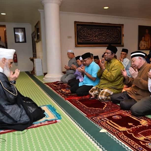 ナジブ・ラザクさんのインスタグラム写真 - (ナジブ・ラザクInstagram)「Hari ini saya ada tetamu istimewa.  Imam Masjidil Al-Aqsa, Imam Ali Omar Yacoub Abbasi ada di rumah saya.  Kami pernah berjumpa pada tahun 2015, hari ini bertemu kembali.  Imam Ali Omar memaklumkan kepada saya, beliau kerap bertanyakan perkembangan saya kepada rakyat Malaysia yang pernah menziarahi Masjidil Al-Aqsa.  Solat tiang agama.  Jangan kita lupakan diri dan agama.  Sama-sama kita doakan kesejahteraan rakyat.  Semoga perjalanan kehidupan kita berjaya mendapat redha Allah di dunia dan akhirat.」7月10日 22時14分 - najib_razak