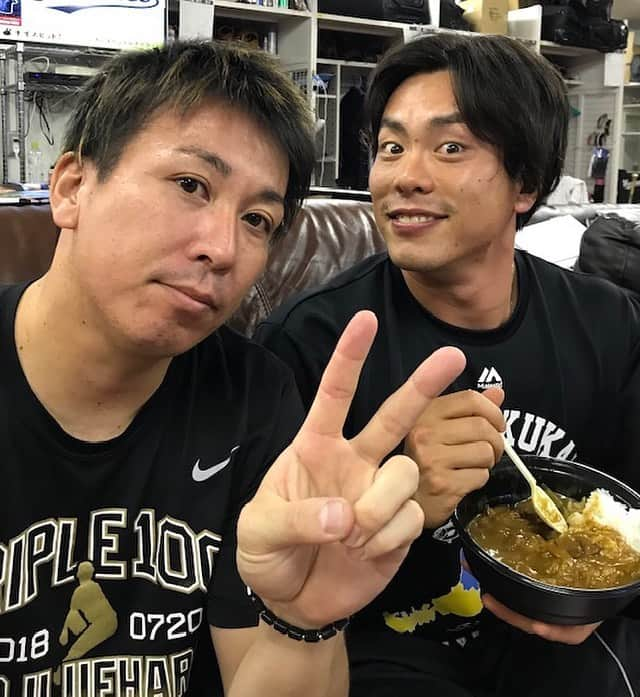 千葉ロッテマリーンズさんのインスタグラム写真 - (千葉ロッテマリーンズInstagram)「誕生日が同じ2人！前半戦、お疲れ様でした！ #千葉ロッテマリーンズ #chibalotte #ZOZOマリンスタジアム #益田直也 ✌️ #三木亮 🍛 #10月25日生まれ」7月10日 22時08分 - chibalotte