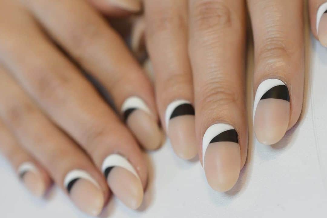 Yuka Maeda ::manicurelistのインスタグラム：「. . 大阪市北区 梅田.中崎町.駅から徒歩7分🚶‍♀️ CADENAS nail eyelash  マツエクアカウント @cadenaseyelash LINE:@ cadenas 🆔検索🙋‍♀️ tel:06-4792-8617. cadenas.nail@gmail.com. . #ネイル #ジェルアート #大人かわいい #梅田ネイル #堂山町 #大人ネイル #個性派ネイル #クリアネイル #ジェルネイル #nail #notd #ニュアンスネイル #instanail #ワンカラー #春ネイル  #ネイルデザイン #ongels #美甲 #osaka  #ジェルデザイン #cadenas #指甲 #spring #Insatnails #fashion #シアーネイル #うる艷ネイル #トレンドネイル  #変形フレンチ #ベージュネイル」