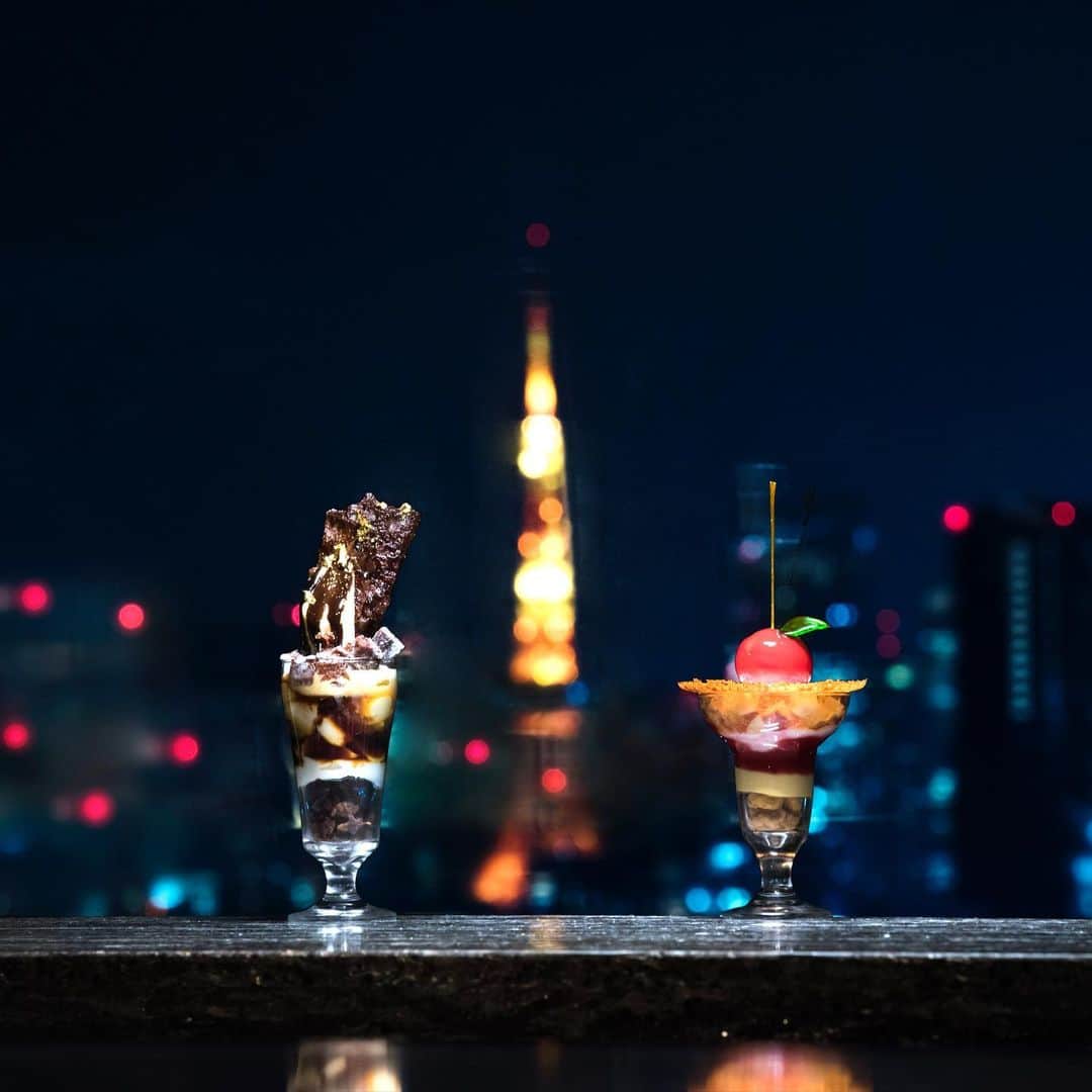 Table 9 TOKYO のインスタグラム：「深夜12:00までBARで味わえる“おとなの夏祭り”をテーマにした2種類のパフェが登場✨﻿ ﻿ 懐かしの「りんご飴」や「チョコバナナ」をTABLE9スタイルにアレンジしたこちらのパフェは、女性ホテリエによるプロジェクト「+Happy Project」とパティシエが考案しました！！﻿ ﻿ 夏のナイトタイムに、BARで東京の夜景を一望しながらお酒と共に懐かしさを思い出す「おとな時間」をお過ごしください。﻿ ﻿ 右：『OTONA RINGO』﻿ りんごの果実やラズベリーの爽やかな風味に別添えのカルヴァドスをプラスすることで、芳醇な香りが広がります。﻿ ﻿ 左：『OTONA BANANA』﻿ チョコレートブラウニーやバナナアイスが濃厚なパフェに別添えのラム酒を加えることで、甘さの中にほろ苦さを加わりディープな香りが広がります。﻿ ﻿ 場所：DINING & BAR TABLE 9 TOKYO﻿ （BAR/ LOUNGE）※各日 10 個限定﻿ ﻿ 期間：『OTONA RINGO』 2019 年 7 月 11 日（木）～8 月 2 日（金）の木・金曜日 ﻿ ﻿ 『OTONA BANANA』 2019 年 8 月 8 日（木）～ 30 日（金）の木・金曜日 ﻿ ﻿ 時間：5:00P.M.～12:00MID. ﻿ ﻿ https://www.princehotels.co.jp/shinagawa/event/contents/otona_parfait/﻿ ﻿ #shinagawaprincehotel#princehotel#sweets#tokyo#japan#品川プリンスホテル#夏祭りパフェ#りんご飴#チョコバナナ#おとなパフェ#おとな時間#期間限定#夜パフェ#summer#夏パフェ#ホテルパフェ#〆パフェ#締めパフェ#スイーツ#デザート#bar#パフェ」