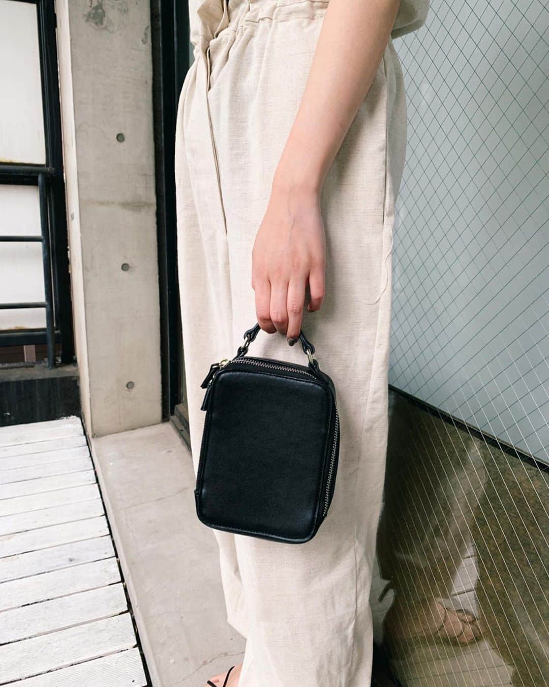 Shiho Sasakiのインスタグラム：「ミニマルなサイズ感がとってもタイプなBag💘 何ヶ月も前から狙っていて、やっと7/19に入荷するの嬉しい👏✨ ミニバッグは何個あっても買ってしまう😂 #MOUSSY#MOUSSYSNAP」