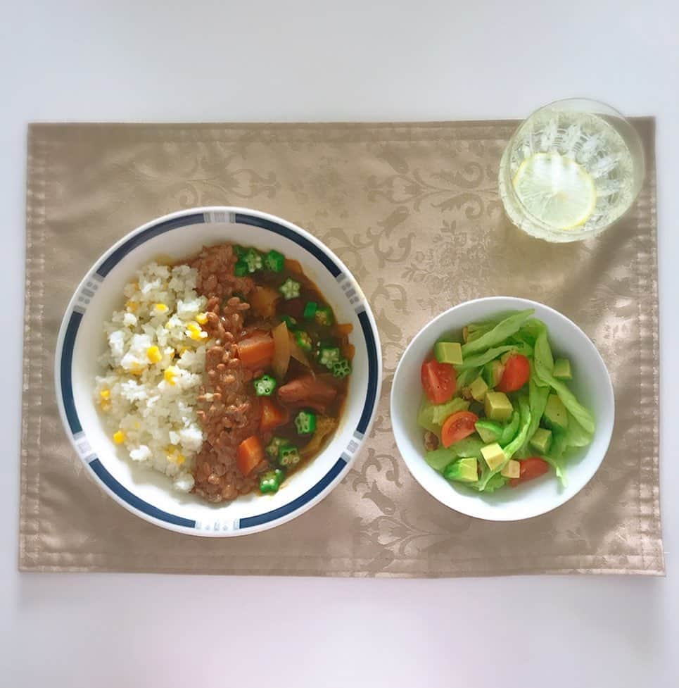 えれなさんのインスタグラム写真 - (えれなInstagram)「納豆の日という事で納豆カレー🍛✨ 後、最近の気温差の変化でカレーが食べたくなったのもあって、 （カレーは免疫力をUPするスパイスがいっぱい入ってるの✨） 先日作ったとうもろこしご飯を（冷凍）使っての簡単適当なカレーです😋  カレーの具材は、人参、玉ねぎ、鶏肉、ブロッコリー、オクラ、納豆、生姜、ハチミツも少し。  サラダは、レタス、トマト、アーモンド、チーズ、アボカドとドレッシングはオリーブオイルとお塩で。  #おうちごはん  #納豆の日  #納豆カレー  #風邪予防にはカレー #クルクミン #ターメリック #納豆 #ビタミンk2 #たんぱく質 #ミネラル #食物繊維 #その他いろいろ #お水はレモン水 #えれ飯 #🍛」7月10日 22時13分 - elena1982312