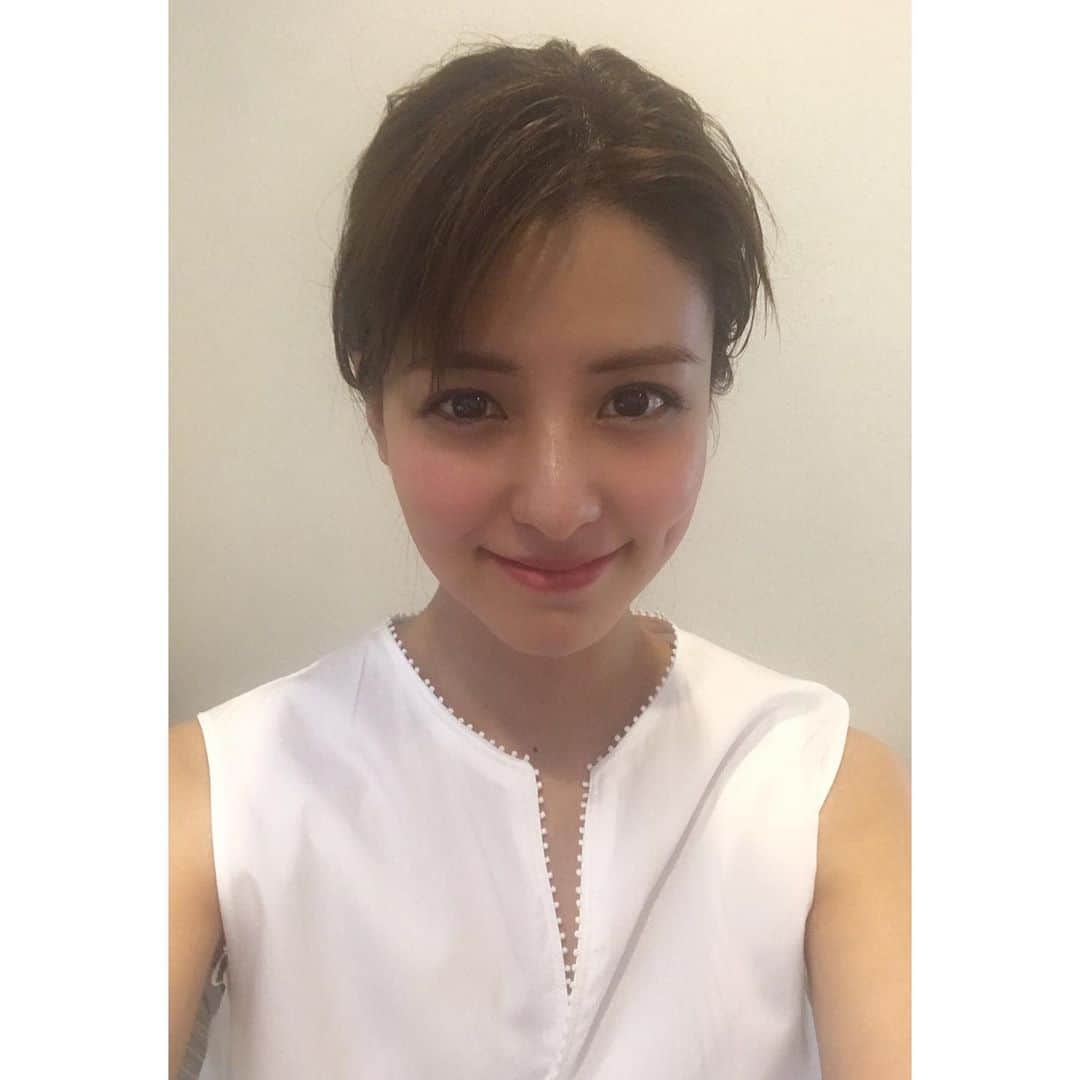 のインスタグラム：「. ヤクルトの化粧品、ラクトデュウのCM、「乳酸菌と美しくなろう」篇に出演させていただいています。ラクトデュウでお手入れをして、テラスに出て、風にあたりながら美しい空を見る。すごく癒された時間でした。たくさんの方に見ていただきたいな☺️ 야쿠르트의 화장품 “LACTDEW”의 광고”유산균으로 예뻐지자” 에 출연하고있습니다. LACTDEW을 바르고 테라스에 나가고 바람 쐬고 아름다운 하늘을 본다.  너무 힐링 됐던 시간이였습니다. 많은 분들이 봐주시면 좋겠어요☺️ #ヤクルト#化粧品#ラクトデュウ#CM#乳酸菌#야쿠르트#LACTDEW#화장품」