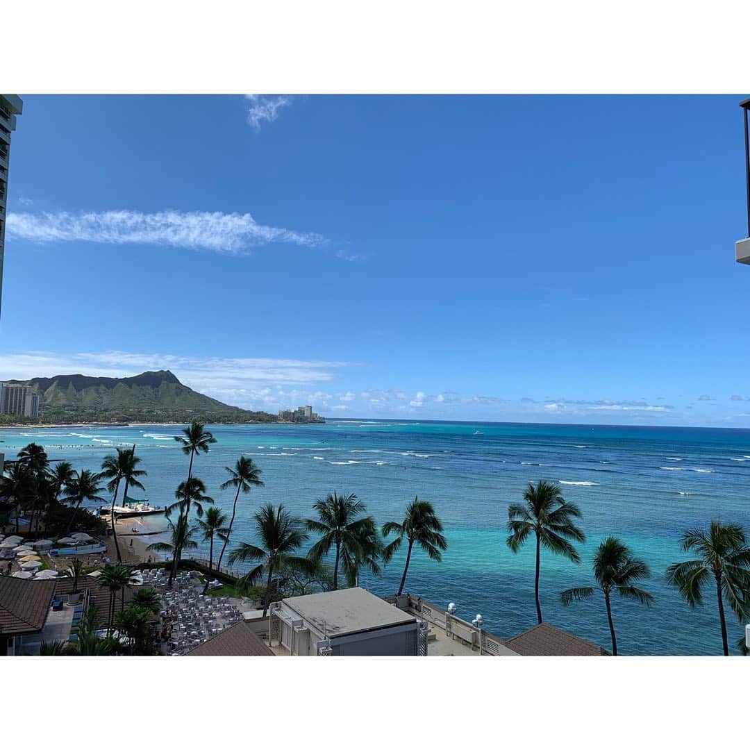 伊藤弘美さんのインスタグラム写真 - (伊藤弘美Instagram)「☺︎﻿ ﻿ お部屋の窓からの景色、﻿ とても綺麗でずっと見ていられました☀️✨﻿ ﻿ 波の音と優しい風が心地よかったです〜👒﻿ ﻿ ﻿ #hawaii #waikiki #oahu #halekulani #niceview #ハワイ #ハワイ旅行」7月10日 22時22分 - hiromi_ito831