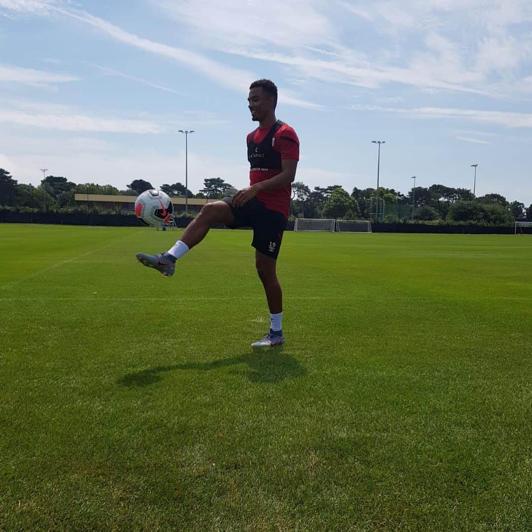 ジュニア・スタニスラスさんのインスタグラム写真 - (ジュニア・スタニスラスInstagram)「Getting better with each passing day! Great to be back in my boots and on the grass with the new #nike ball #afcb #gettingstronger」7月10日 22時19分 - juniorstanislas