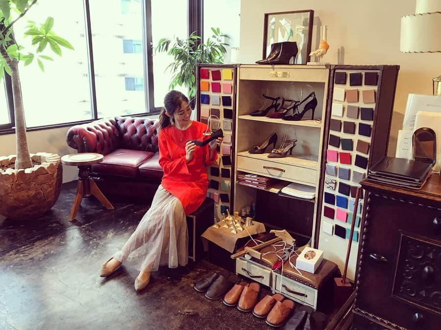 名越涼子さんのインスタグラム写真 - (名越涼子Instagram)「👠 歳を重ねるほどにオーダーメイドの良さが身に染みてくる。  自分にぴったり合うものって 実はそんなにないこと、 ぴったりハマった時に感じるこの上ない心地よさ。  特に靴ってからだの一部のようなもので毎日の相棒。  オーダーメイドで自分の欲しい靴が手に入る日本橋の @hoshinobespokeshoes のアトリエに潜入。  秘密の実験室みたいなオシャレな靴工場に終始わくわく。  オシャレは足元から、まさにこういうこと🙈  一一一一一一一一一一一一一一一一 #靴#👠#オーダーメイド#order#ordermade#shoes#highheel#hoshino#アトリエ#工場#工房#shoes#beautiful#onlyone #オシャレ」7月10日 22時20分 - nagoshi_ryo