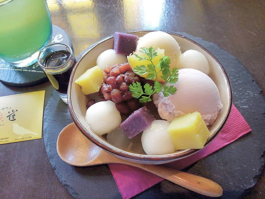 おいもカフェ金糸雀さんのインスタグラム写真 - (おいもカフェ金糸雀Instagram)「. 梅雨の晴れ間の暑い日は、ひんやり寒天にたっぷり甘い黒蜜をかけた『おいも鎌倉あんみつ』。 カラフルな紫色と黄色の、おいもアイスと小豆や白玉、芋ようかんが一緒に味わえるカワイイあんみつです♪ .  #おいもカフェ金糸雀 #おいもカフェ #鎌倉 #小町通り#湘南 #カフェ #和カフェ #鎌倉カフェ #小町通りカフェ  #湘南カフェ #神奈川カフェ #鎌倉スイーツ #鎌倉グルメ #鎌倉デート #鎌倉旅行 #あんみつ #スイーツ #アイス #おいも #芋 #いも #さつまいも #紫芋 #薩摩芋 #おいもあんみつ #おいもスイーツ #かわいい #カフェ巡り #スイーツ巡り #kamakura . 《おいもカフェ金糸雀》 営業時間：10:00-18:00(L.O.17:30) 定休日：水曜日 248-0006 神奈川県鎌倉市小町2-10-10 小町TIビル1F TEL：0467-22-4908」7月10日 22時31分 - oimocafekanaria