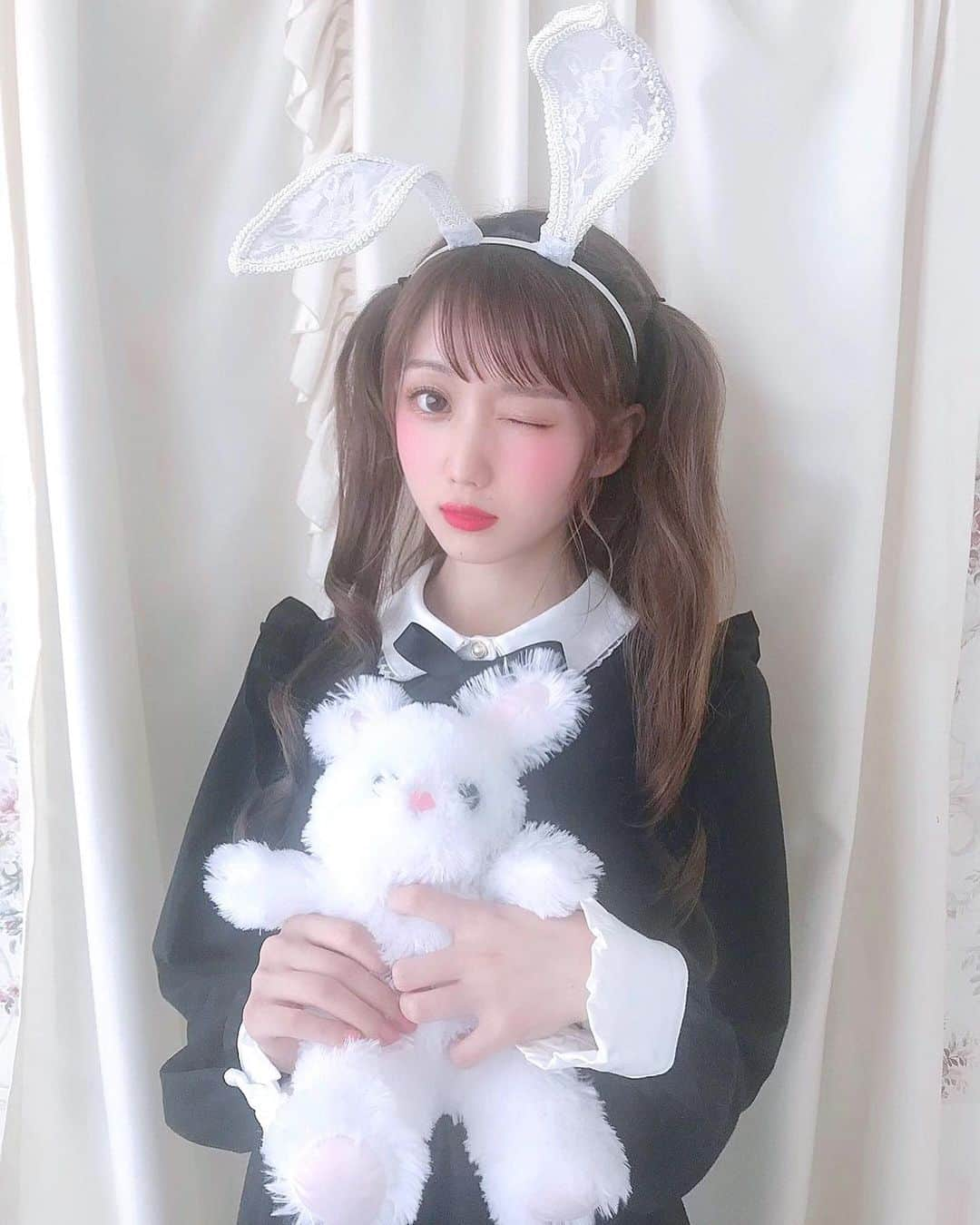 大谷映美里さんのインスタグラム写真 - (大谷映美里Instagram)「🐇🖤🐇🖤 ㅤㅤㅤㅤㅤㅤㅤㅤㅤㅤㅤㅤㅤ ❤︎ #HoneyCinnamon ❤︎ 2019 Autumn Collection 🍒 ㅤㅤㅤㅤㅤㅤㅤㅤㅤㅤㅤㅤㅤ 秋コレクションのモデルをさせていただきます！✨ ㅤㅤㅤㅤㅤㅤㅤㅤㅤㅤㅤㅤㅤ 今回もハニーシナモンさんの可愛いお洋服に囲まれて、 ラブリーなヘアメイクで 素敵に撮影していただきました(´∩ω∩`)♡ ㅤㅤㅤㅤㅤㅤㅤㅤㅤㅤㅤㅤㅤ 嬉しいです、ありがとうございます。💗 秋のお洋服もお楽しみにっ！コラボアイテムも…！🙈 ㅤㅤㅤㅤㅤㅤㅤㅤㅤㅤㅤㅤㅤ #ハニーシナモン #ハニシナ #🐰」7月10日 22時25分 - otani_emiri