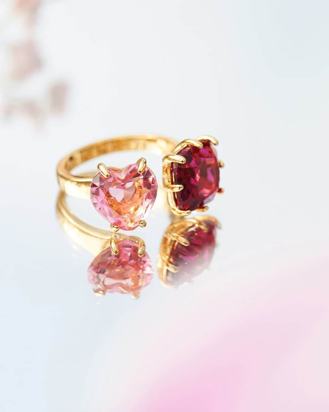 レネレイドさんのインスタグラム写真 - (レネレイドInstagram)「✨ Dare the alliance of grenadine red and peach pink with this ring from La Diamantine.  #Lesnereidesparis #Costumejewellery #Frenchjewelry #Creativejewelry #Femininestyle」7月10日 22時25分 - lesnereidesparis