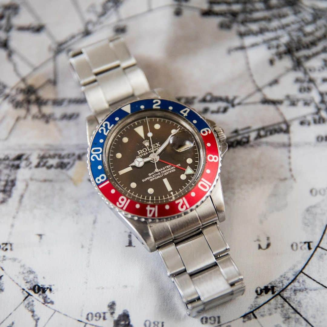 サザビーズさんのインスタグラム写真 - (サザビーズInstagram)「Catch Me If You Can ✈️ ! Made for Pan Am pilots in the 1950s, the Rolex GMT Master has travelled through the ages to become one of the most iconic world timer watches. Produced from 1959 to around 1980, the reference 1675 itself is one of the most emblematic Rolex models ever produced.  Made in 1961, the present stainless steel dual-time wristwatch with date and bracelet dates from just two years after the introduction of the model and has been in the same private collection for many years.  Part of the early production, it bears several highly collectable details, including the so-called ‘eagle beak’ crown guards, named after their curved pointed shape and a hotly sought-after tropical dial whose original black colour turned into a deep rich brown shade over time.  The dial is also typical of the early 1960s with its exclamation mark at 6 o’clock.  The watch is one of the highlights of our “Watches Online” sale, open for bidding until 17 July.  #SothebysWatches #Rolex #RolexGMT #RolexGMTMaster #tropicaldial #watchesofinstagram」7月10日 22時27分 - sothebys