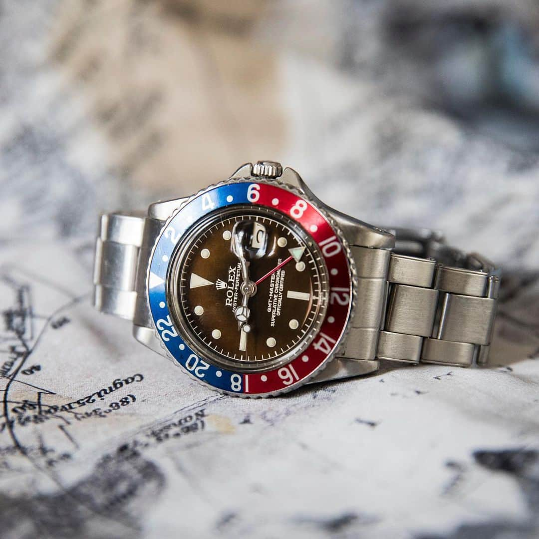 サザビーズさんのインスタグラム写真 - (サザビーズInstagram)「Catch Me If You Can ✈️ ! Made for Pan Am pilots in the 1950s, the Rolex GMT Master has travelled through the ages to become one of the most iconic world timer watches. Produced from 1959 to around 1980, the reference 1675 itself is one of the most emblematic Rolex models ever produced.  Made in 1961, the present stainless steel dual-time wristwatch with date and bracelet dates from just two years after the introduction of the model and has been in the same private collection for many years.  Part of the early production, it bears several highly collectable details, including the so-called ‘eagle beak’ crown guards, named after their curved pointed shape and a hotly sought-after tropical dial whose original black colour turned into a deep rich brown shade over time.  The dial is also typical of the early 1960s with its exclamation mark at 6 o’clock.  The watch is one of the highlights of our “Watches Online” sale, open for bidding until 17 July.  #SothebysWatches #Rolex #RolexGMT #RolexGMTMaster #tropicaldial #watchesofinstagram」7月10日 22時27分 - sothebys