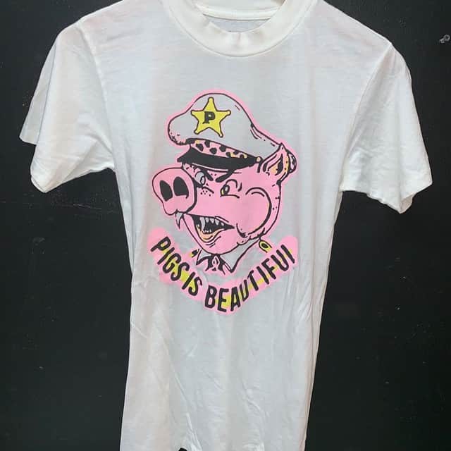 ロブ・ゾンビのインスタグラム：「Get your PIGS IS BEAUTIFUL shirt now while supplies last. Could make for a new twist on your old Spaulding Halloween costume! Don't be left behind! Got to www.localboogeyman.com #houseof1000corpses #spaulding #pigsisbeautiful #robzombie #zomboogey #localboogeyman」