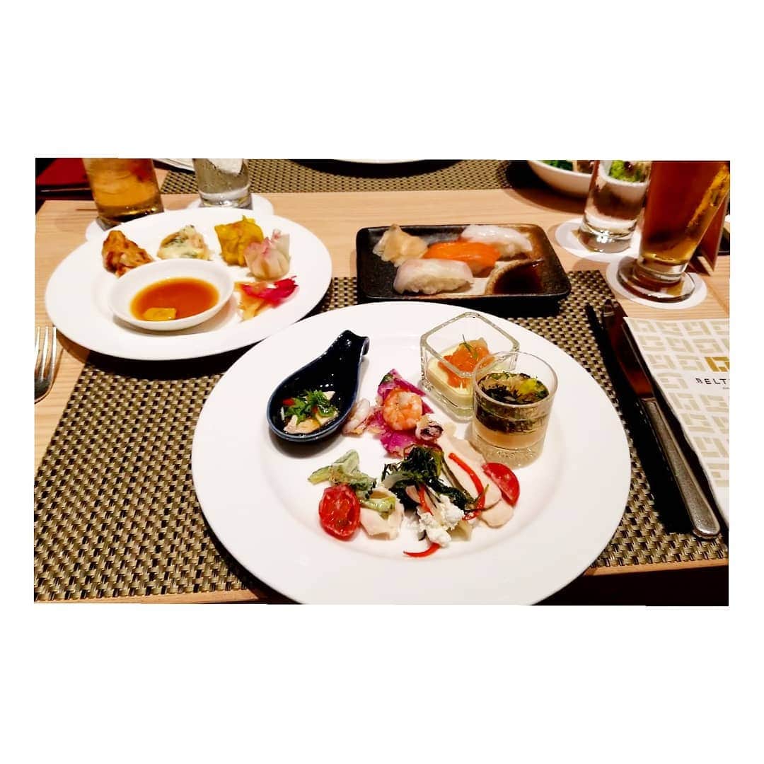 風花舞さんのインスタグラム写真 - (風花舞Instagram)「ホテルメトロポリタンエドモント@飯田橋にてディナービュッフェ🙌  ビュッフェって楽しいよねぇ～ 好きなものを好きなだけ食べていいなんてっ♪  公演中とか仕事の時のホテル宿泊時の朝ごはんビュッフェとかなら、 野菜と～タンパク質と～炭水化物と果物とバランスよく～とか考えるけど、 友達とのご飯会でのビュッフェならその時食べたいものだけを食べたいだけ食べる！お皿に頂いたものは何一つ残さないよっ！  ゆえに！ ラーメンとカレーライスを並べて交互に食べたりするっ😁+お寿司もね。 炭水化物×炭水化物は、いつもは私的食べ合わせやっちゃいけないランキング堂々１位の組み合わせ！ 🍜🍛🍜🍣🍛🍜🍛🍣🍜🍛🍜🍛…の繰り返し、 あー幸せっ❤️とか思ってたら… 「happy　birthday～♪」 ん？なんかお皿が来たよ？ うわっ！アタシかっ！  これ、いつかも同じこと言った… デジャブか…？ デジャブではありませんでしたが、 またしてもサプライズの誕生日のお祝いに本気でビックリしました😂  あーもぅ、美味しいご飯とおしゃべりと、「おめでとう！」に包まれて、 本日も本当に幸せでございました🍀 ありがとう～❤️」7月10日 22時40分 - kazahanamai_official