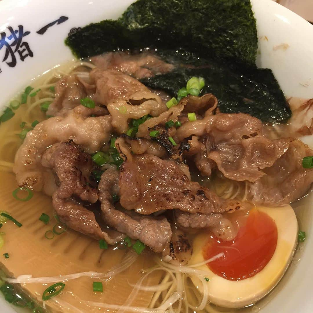 氏家恵さんのインスタグラム写真 - (氏家恵Instagram)「念願叶ってネイサンも食べた京都のラーメン屋さんに行きました。  美味い！旨すぎる！ 汁まで完食できる！！ #京都 #河原町 #京都ラーメン  #麺屋猪一離れ  #ネイサンチェン」7月10日 22時34分 - ujiiemegumi