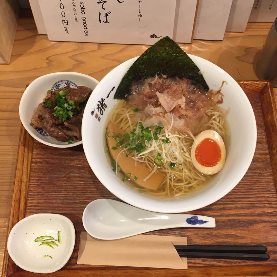 氏家恵さんのインスタグラム写真 - (氏家恵Instagram)「念願叶ってネイサンも食べた京都のラーメン屋さんに行きました。  美味い！旨すぎる！ 汁まで完食できる！！ #京都 #河原町 #京都ラーメン  #麺屋猪一離れ  #ネイサンチェン」7月10日 22時34分 - ujiiemegumi