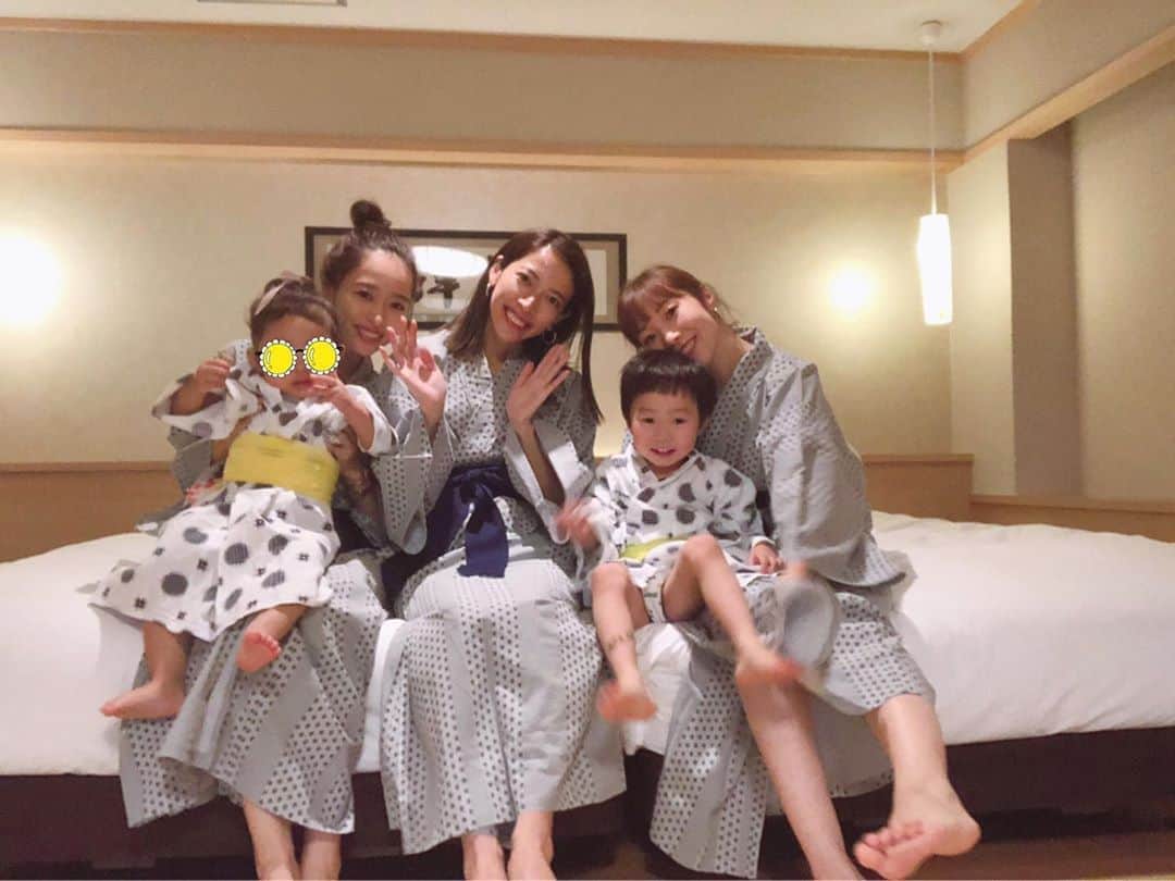 近藤千尋のインスタグラム：「今日は家族みたいな仲間と 温泉旅行へ♨️🧖‍♀️❤️ 子供二人の浴衣姿が 愛おしすぎてキュンキュン💓🤣 まったりするどころか 子供に振り回されまくりで 母たちヘトヘト。笑🤣 美味しいご飯で癒されました☺️❤️ 菜香も次は一緒にね☺️💗 #セルフタイマー #画質悪いなぁ 笑 #温泉旅行 #旅館 #箱根」