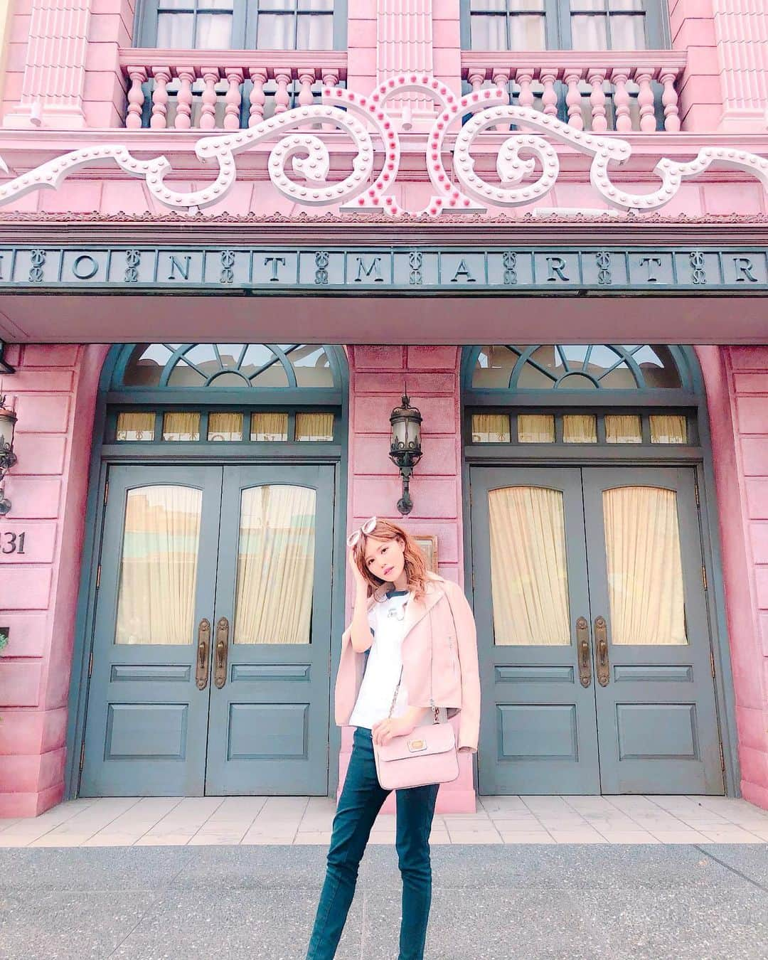 込山榛香さんのインスタグラム写真 - (込山榛香Instagram)「この日の洋服は、﻿ ﻿ sunglasses→ #lillilly  Tshirt→ #heather  jacket→ #GU﻿ pants→ #GU﻿ bag→ #GUESS﻿ ﻿ ﻿ USJだから動きやすさ重視👟﻿ ﻿ ﻿ heatherでスヌーピーTシャツを見つけて、﻿ 「このTシャツ着てUSJ行きたい✨」と思って買ったんだ🐾﻿ ﻿ ﻿ ﻿ #USJ #universal #ユニバ #大阪 #大阪旅行﻿ #スヌーピー #スヌーピーコーデ #私服 #こみ服﻿ #フォトスポット #インスタ映え ﻿」7月10日 22時37分 - komiharu_official