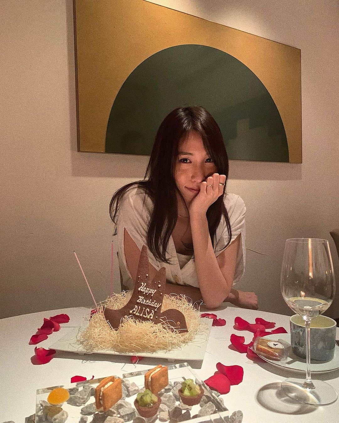 Alisaさんのインスタグラム写真 - (AlisaInstagram)「my birthday🥂 誕生日当日は旦那さんに素敵なディナーに連れて行ってもらったよ❤︎9回目の誕生日もこうやって2人で笑って過ごせるのが本当に幸せ✨お店もとっても素敵でまた季節が変わる頃食べに行くんだ。新しい歳も自分らしく毎日楽しむよ〜！ストーリーにたくさんお祝いの言葉くれた方たちありがとうございます😭💕(あ、黒髪にしました。笑) #mybirthday#20190706#birthdaydinner」7月10日 22時39分 - alisataira