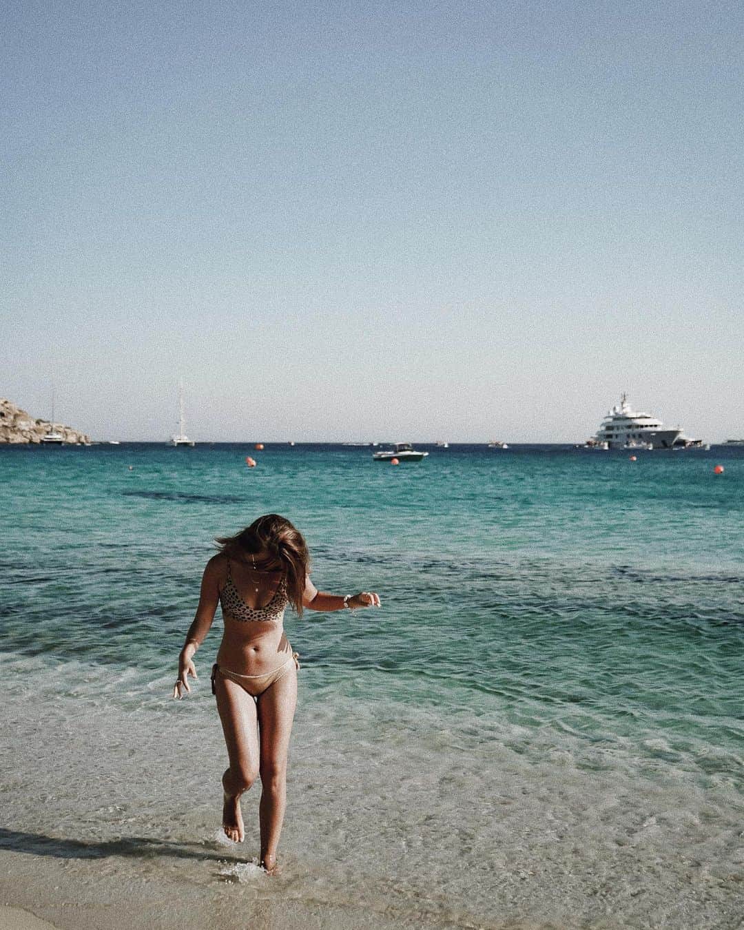Manamiのインスタグラム：「🐷🐷🐷 ギリシャの海綺麗すぎる😇💙 ㅤ ってそれよりぽよぽよ過ぎて本当にやばくて🐖 5月からパーソナルトレーニングまた始めたの💪🏽 ここからどれだけ絞れるか🙄 頑張る😫‼️ #人に話しとかないと続かないから書きました😂 昨日トレーニングだったから今日は全身筋肉痛☠️⚡️ ㅤ 📸 @mina__37__ @aiai0311」