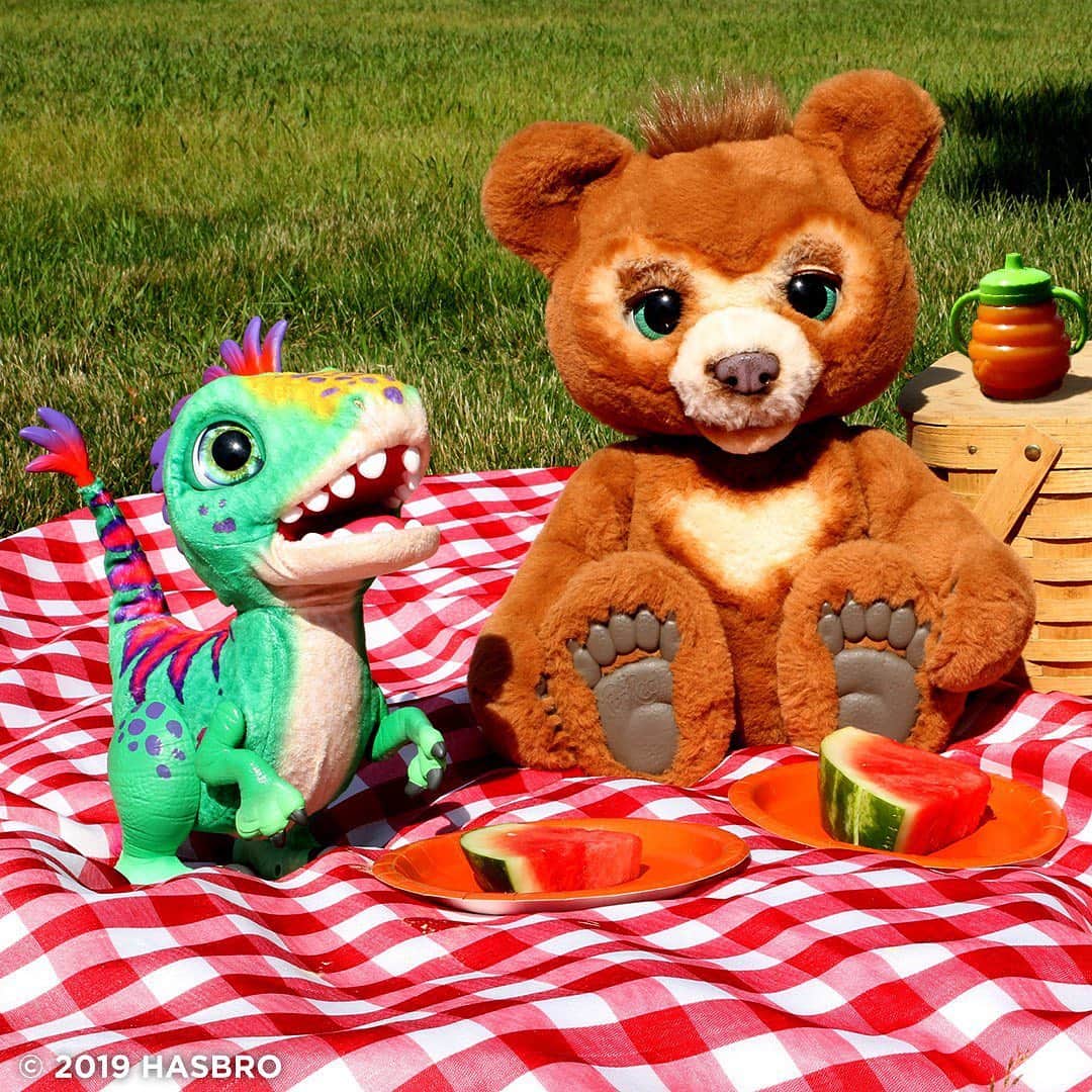 Hasbroさんのインスタグラム写真 - (HasbroInstagram)「It’s a special day for a special bear!  #TeddyBearPicnic has come to life with Cubby the Curious Bear, available this fall from furReal.  #furReal #CubbyTheCuriousBear」7月10日 22時42分 - hasbro