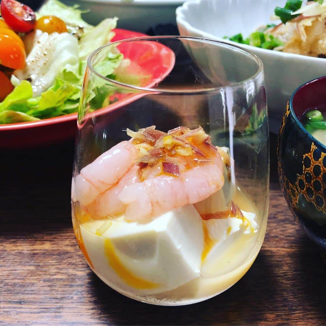 久保ミツロウのインスタグラム：「DAIGO’Sキッチンで作ってたアレ。甘エビ買ってきてもらって作った！豆腐水切りしてないとすぐ下に水溜まるよ！でも美味しかったね！ 作った料理を出し忘れる事が多い。 調味料を混ぜやすいミニシェイカーみたいなのを買ったけど早速便利。麺つゆ水で割るのにも使える。」