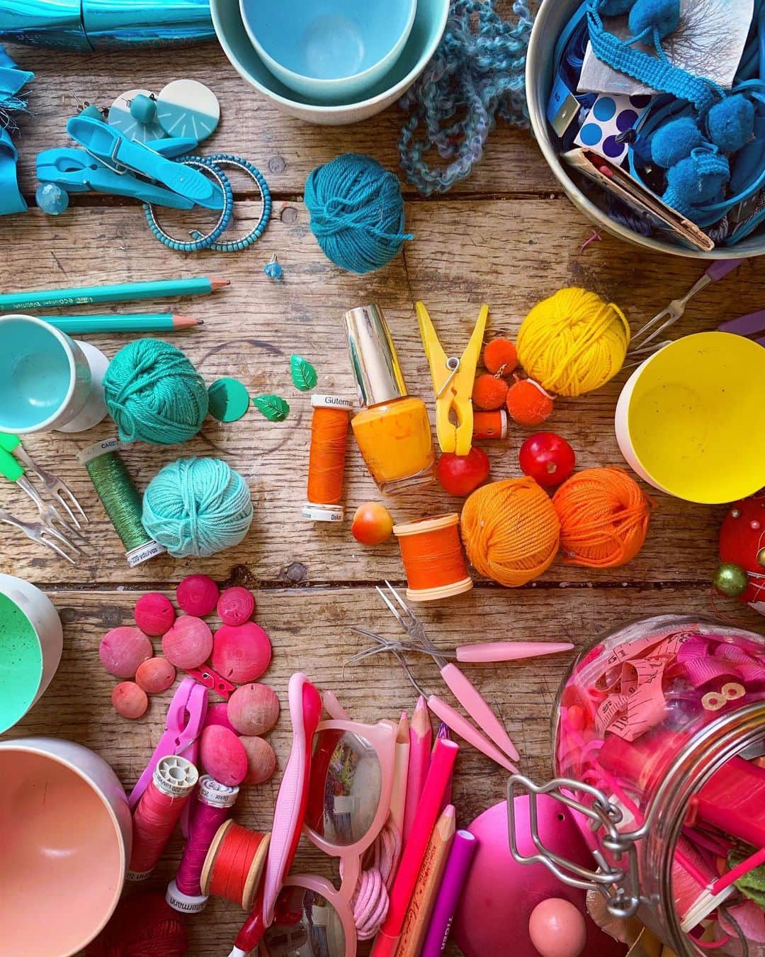 Tea and sittingのインスタグラム：「💠🛍🎈🦠🔶...I was inspired by all the colours and amazingly organised chaos at Brighton Marina this morning when I was filming with @sophieabbottartist and seeing things through her eyes ...other work things had actually been planned for this particular point of my day, but sometimes more creative and colourful things just have to take over! 🤩💕 #5ftinftable #colourcollection #secretlivesofcolour #dscolour #jj_colorlove #consciouscreativity」