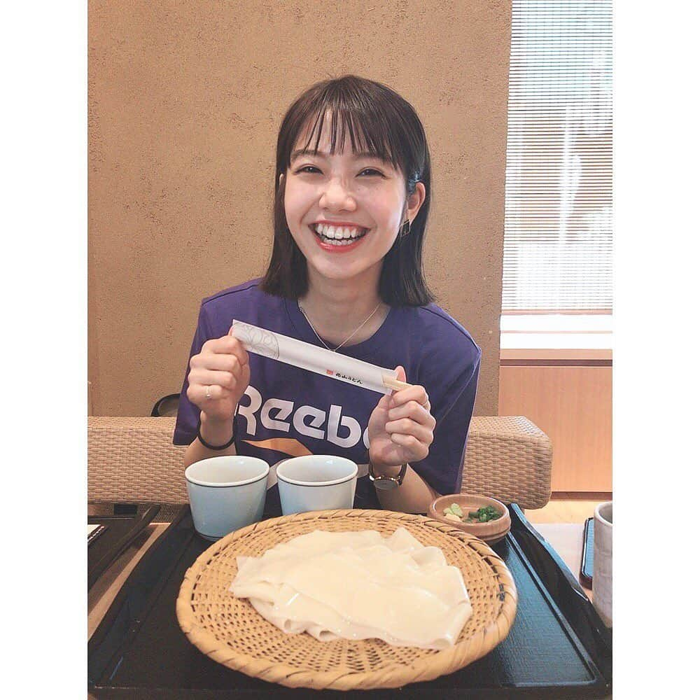 MOMOKAさんのインスタグラム写真 - (MOMOKAInstagram)「・ この間、、、、 念願のうどん食べに行ったのーーー🥺💓 めっちゃ太いんだけどね！ ツルツルしてて〜〜、美味しすぎた、、、 幸せそうな顔してますな、笑 3枚目の左手とか謎すぎるもん。笑 また美味しそうなうどん見つけたら食べ行こう💪🍜🍝 みんなの情報共有もまってます☺️笑  明日も頑張ろ〜〜！！」7月10日 22時44分 - momoka_jewel