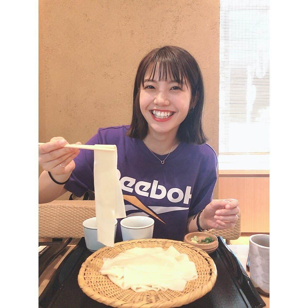 MOMOKAさんのインスタグラム写真 - (MOMOKAInstagram)「・ この間、、、、 念願のうどん食べに行ったのーーー🥺💓 めっちゃ太いんだけどね！ ツルツルしてて〜〜、美味しすぎた、、、 幸せそうな顔してますな、笑 3枚目の左手とか謎すぎるもん。笑 また美味しそうなうどん見つけたら食べ行こう💪🍜🍝 みんなの情報共有もまってます☺️笑  明日も頑張ろ〜〜！！」7月10日 22時44分 - momoka_jewel